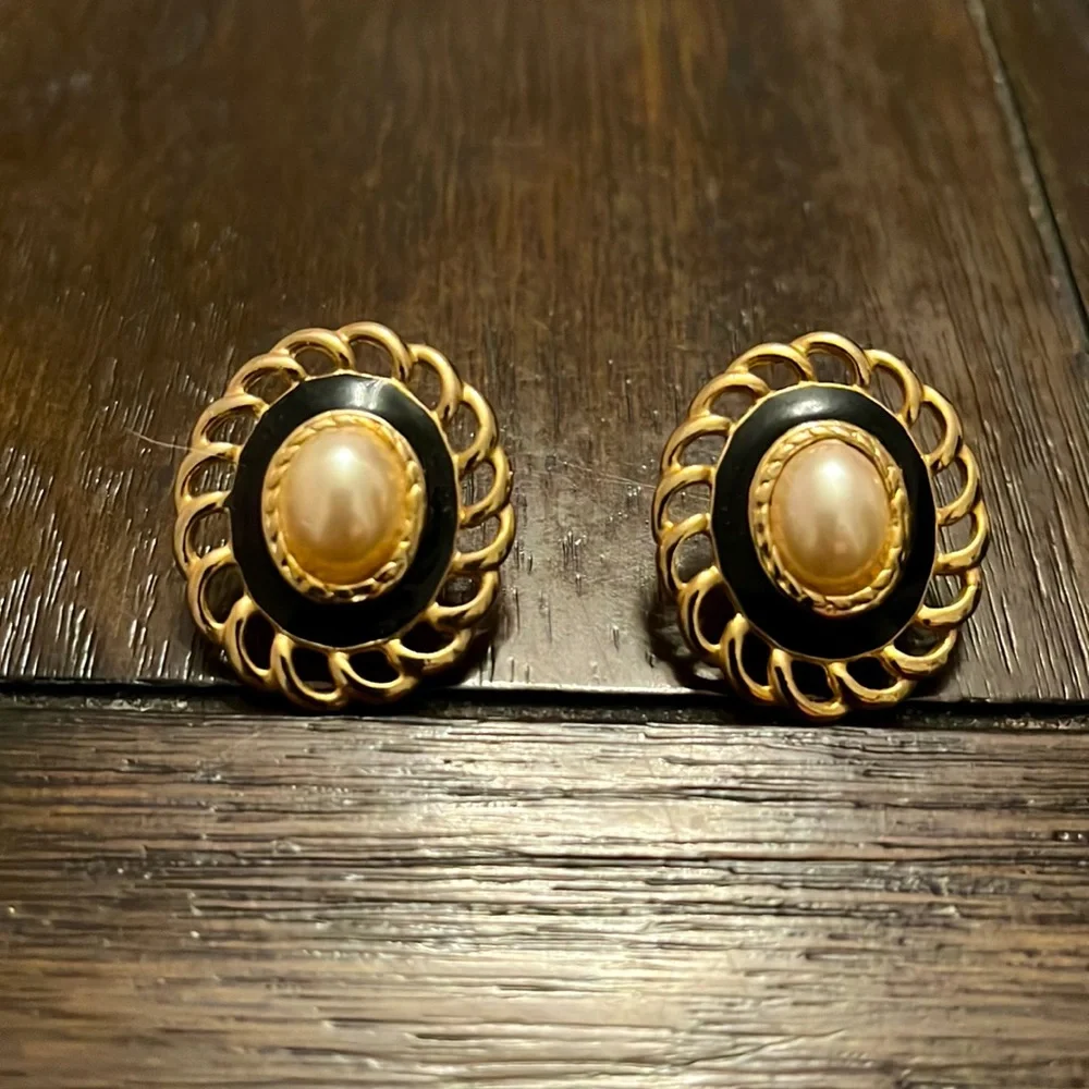 Fashion earrings with yellow gold and pearl look. Very nice and looks real. - Picture 2 of 3